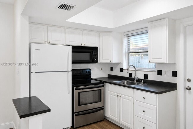 Building Photo - 117 NE 30th Ct