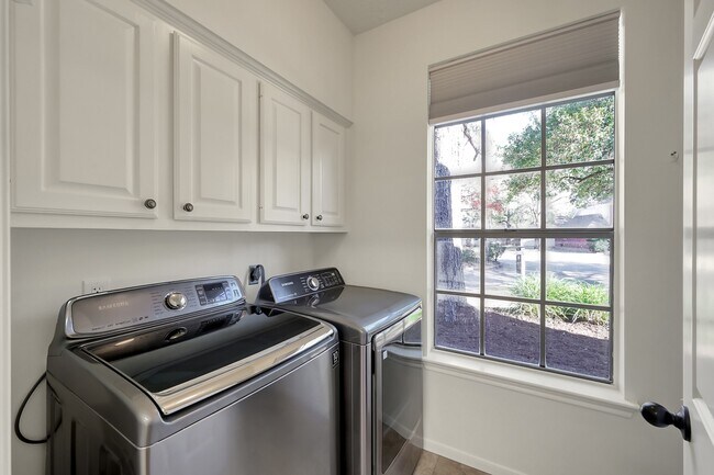 Building Photo - 23 Heathstone Pl