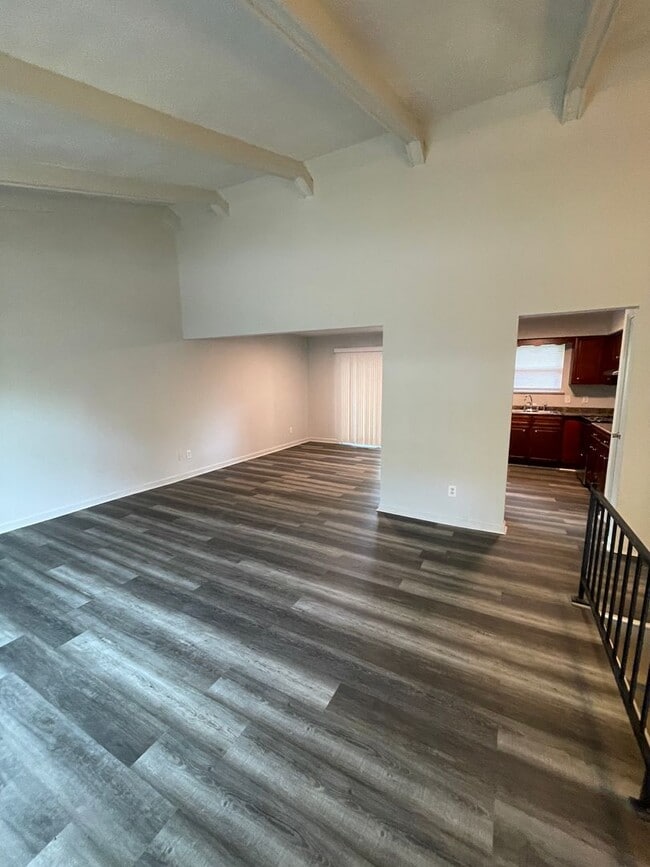 Building Photo - Beautifully renovated 3 bedroom 2.5 Bath