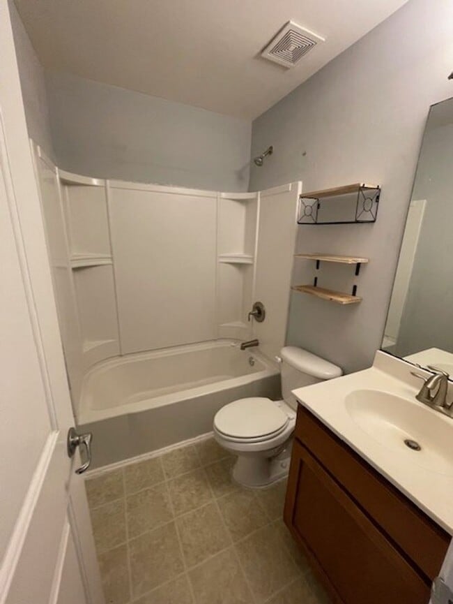 Building Photo - Must see this adorable 2 bedroom 1.5 bath ...