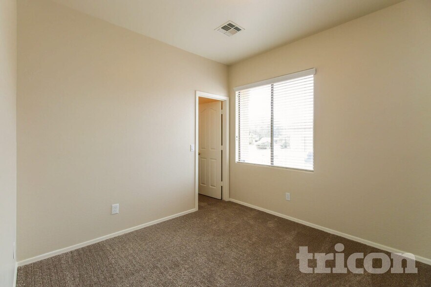 Building Photo - 4325 N 125th Ave