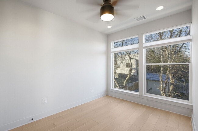 Building Photo - 1708 Perez St