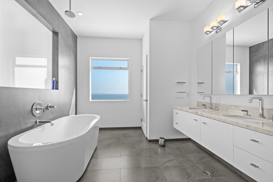 Master bathroom - 20782 Rockpoint Way