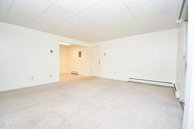 Building Photo - Pet Friendly! Garden Level 2 Bedroom in a ...