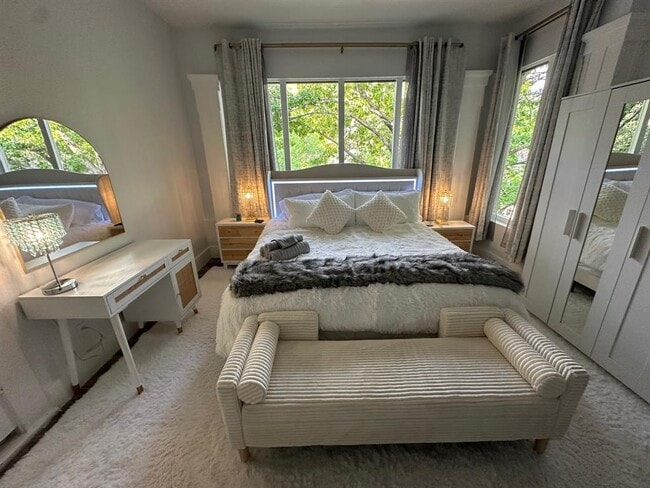 Building Photo - 3210 Hampton Rd