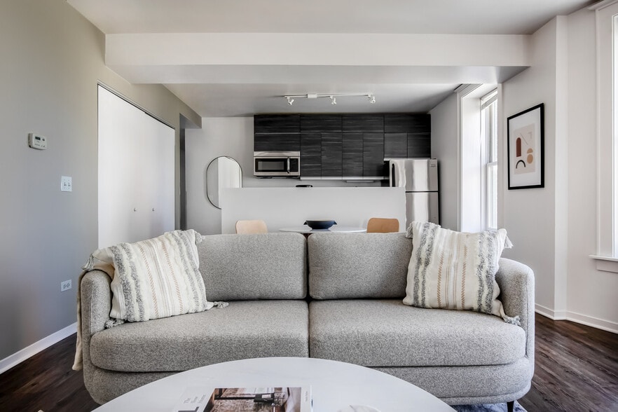 Building Photo - 30 E Roosevelt Rd