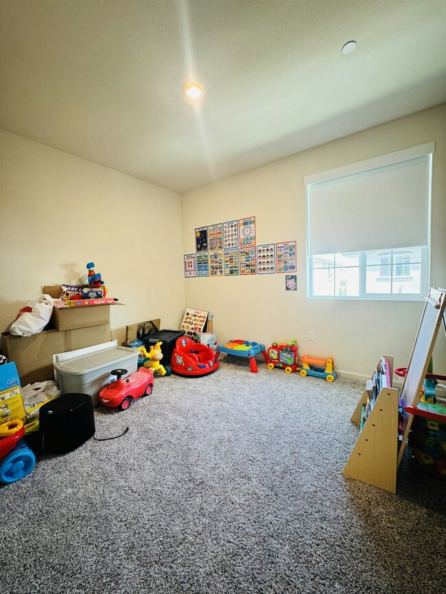 Building Photo - 3026 Kenwood Cir