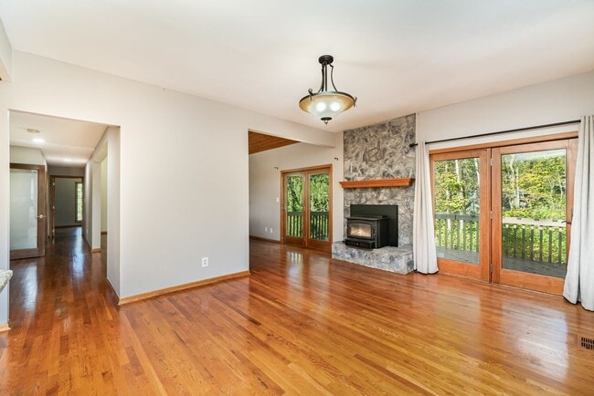 Building Photo - Stunning 4-Bedroom Home with 5 Full Baths + Hot Tub, Wooded Retreat