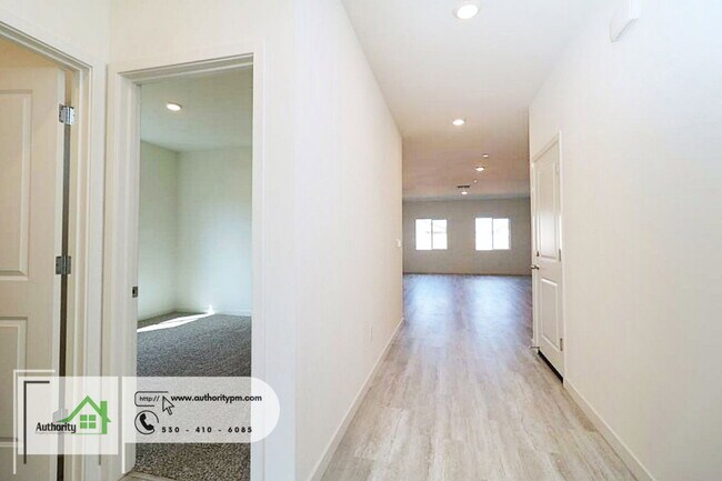 Building Photo - 2141 Hilltop Dr