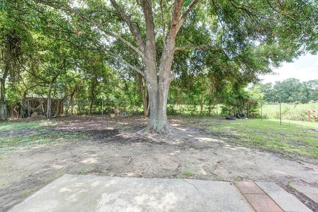 Building Photo - 2035 Deerhurst Ln