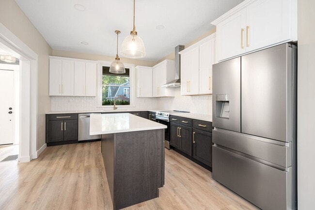 Building Photo - NORTHSIDE RARE GEM - FULLY RENOVATED 5+ BE...