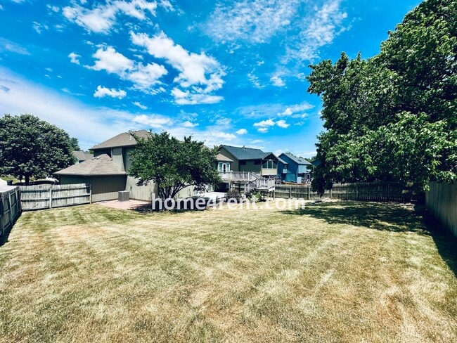 Building Photo - Four Bedroom Olathe Home in a Quiet Neighb...