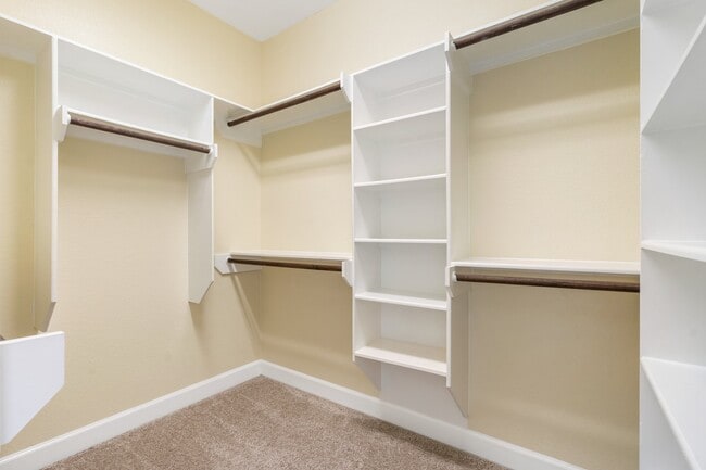 Building Photo - 328 Country Crossing Cir