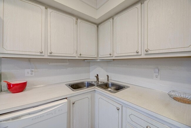 Building Photo - 1537 E Hillsboro Blvd