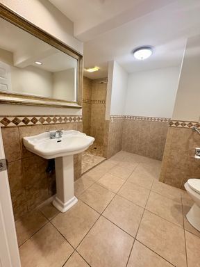 Building Photo - Newly Remodeled Beautiful and Spacious Shoreline Home