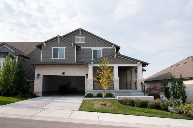 Building Photo - Gorgeous 2-Story Home In a Gated Community!