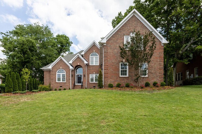 Building Photo - COMING SOON!-- Walk to Kenrose and Ravenwood!