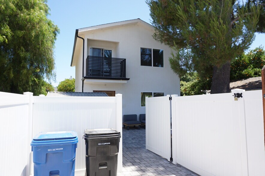 Building Photo - 10332 Jordan Ave