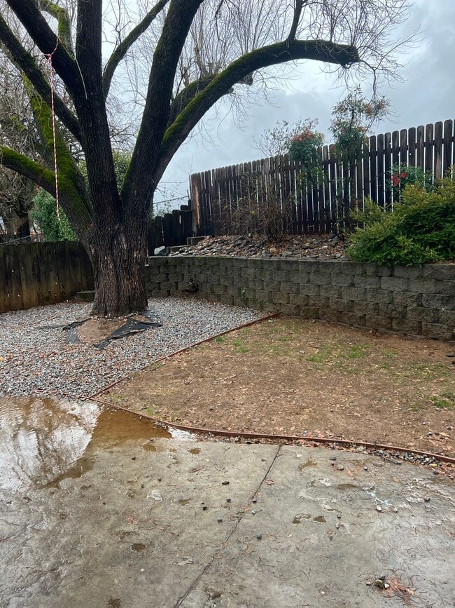 Building Photo - 3-bedroom, 2-bathroom home in Redding Upda...