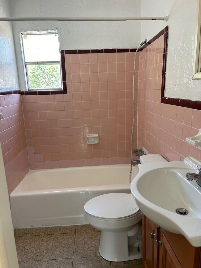 Building Photo - Cozy 2 Bedroom, 1 Bath Apartment in Charming Sarasota Duplex