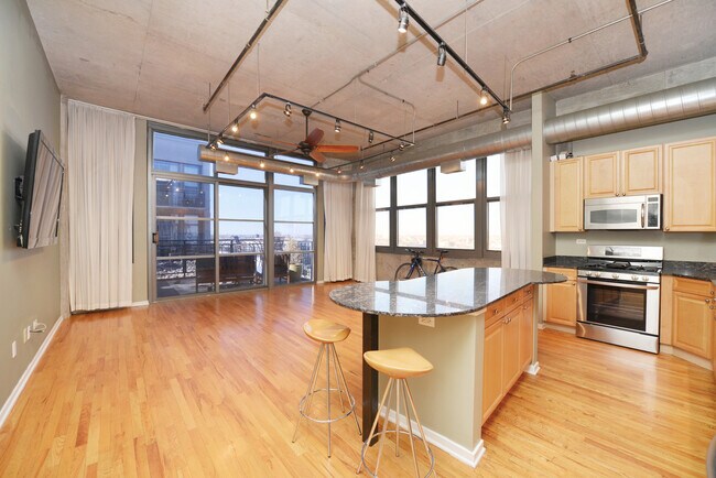 Building Photo - 900 N Kingsbury St