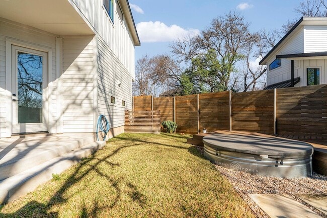 Building Photo - 1405 Perez St