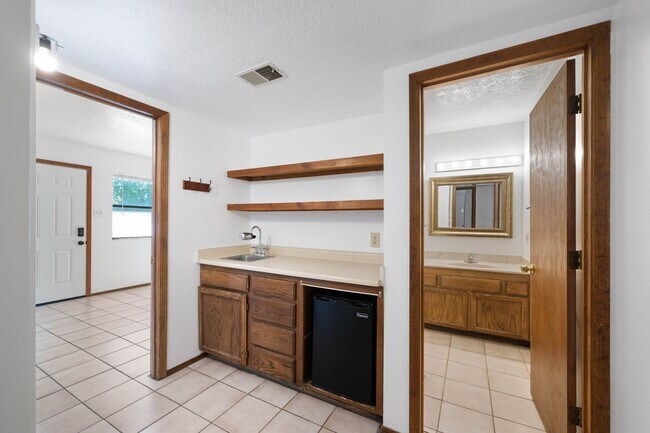 Building Photo - Snug One-Bedroom on Historic Hillside Ave.