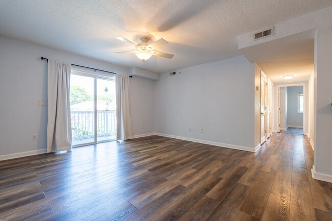 Building Photo - MOVE IN READY 2-bedroom in Virginia Beach!