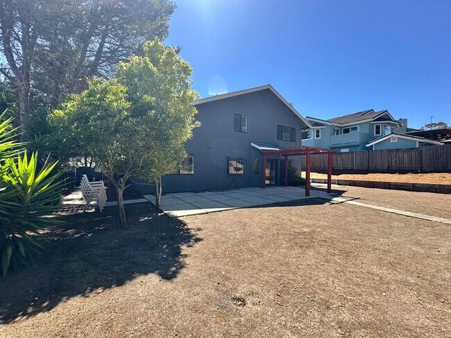 Building Photo - 768 Rose Dr