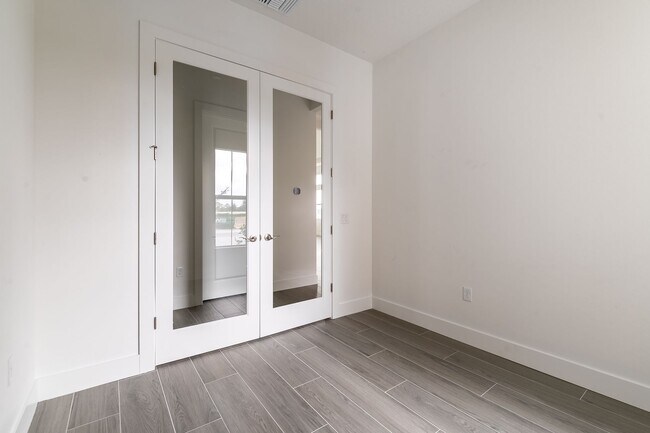 Building Photo - Exquisite 3-Bed 3.5-Bath Home in Prestigio...