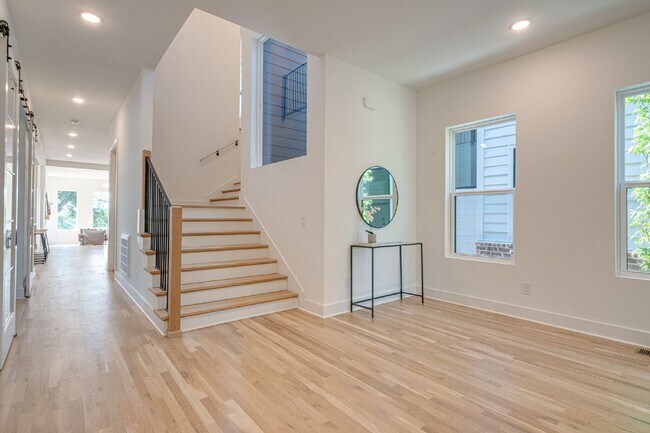 Building Photo - LIKE NEW - Beautiful 4 or 5 BR in Lockelan...