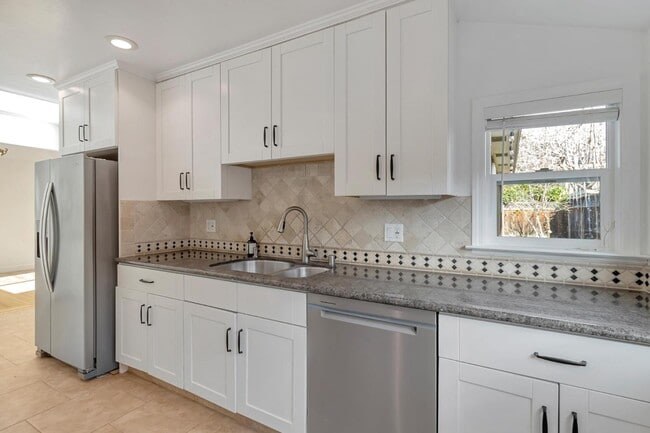 Building Photo - 123 Dunsmuir Way