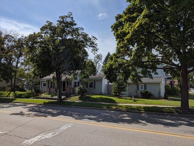 Building Photo - Adorable 2 bedroom with a bonus room!