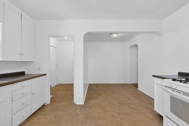Building Photo - 1409-1409 Hazeldine Ave SE
