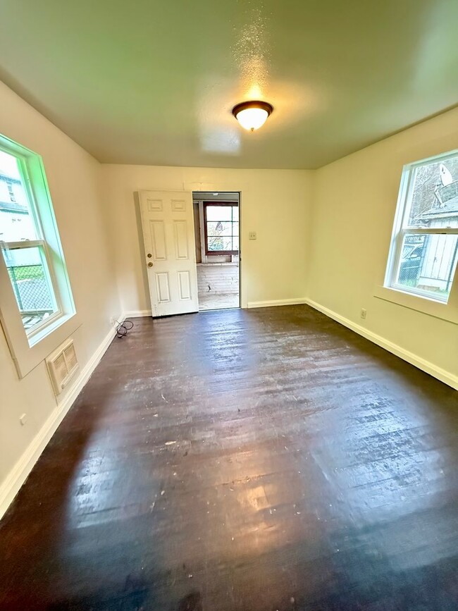 Building Photo - 918 Summit St