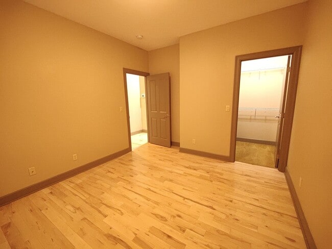 Building Photo - Single Level 4 Bedroom 3 Bath Beauty