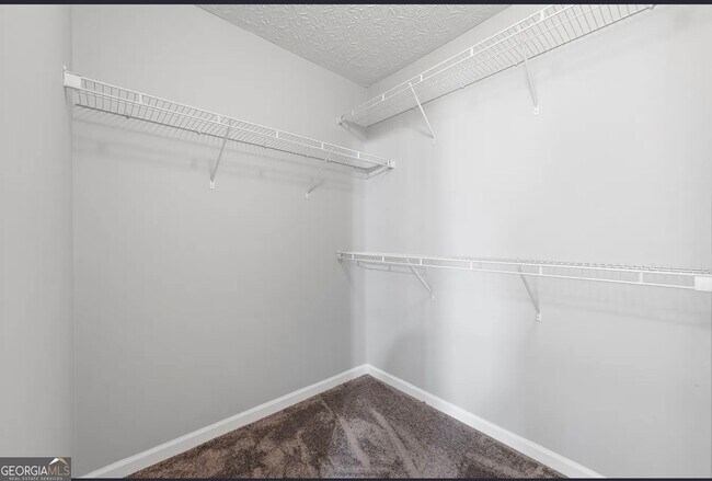 Building Photo - 3040 Village Run Dr
