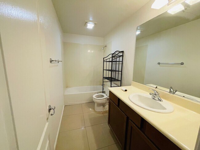 Building Photo - Gorgeous 3 Bed/3 Bath Home in Peaceful Community - Impeccably Maintained