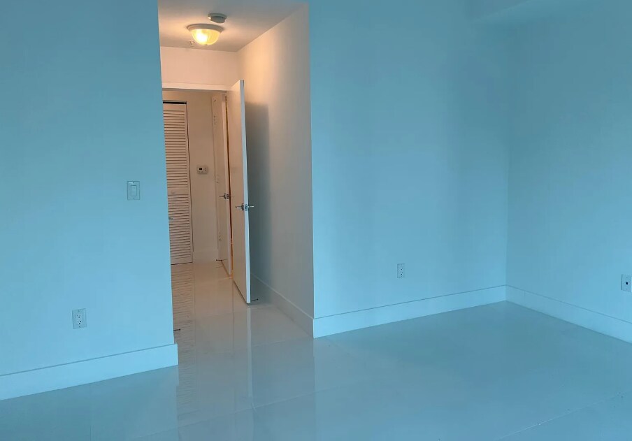 Building Photo - 1111 SW 1st Ave