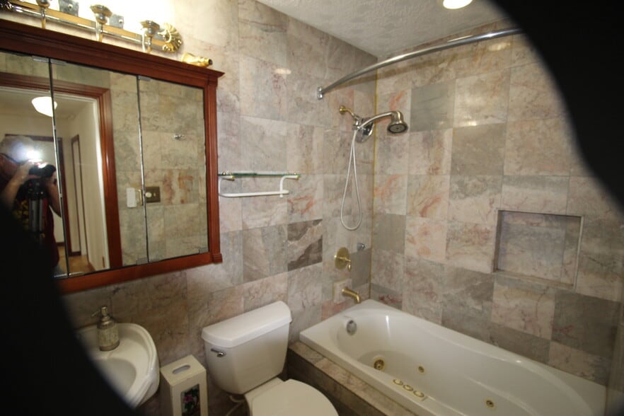 Guest Bathroom - 458 Woodrail Dr