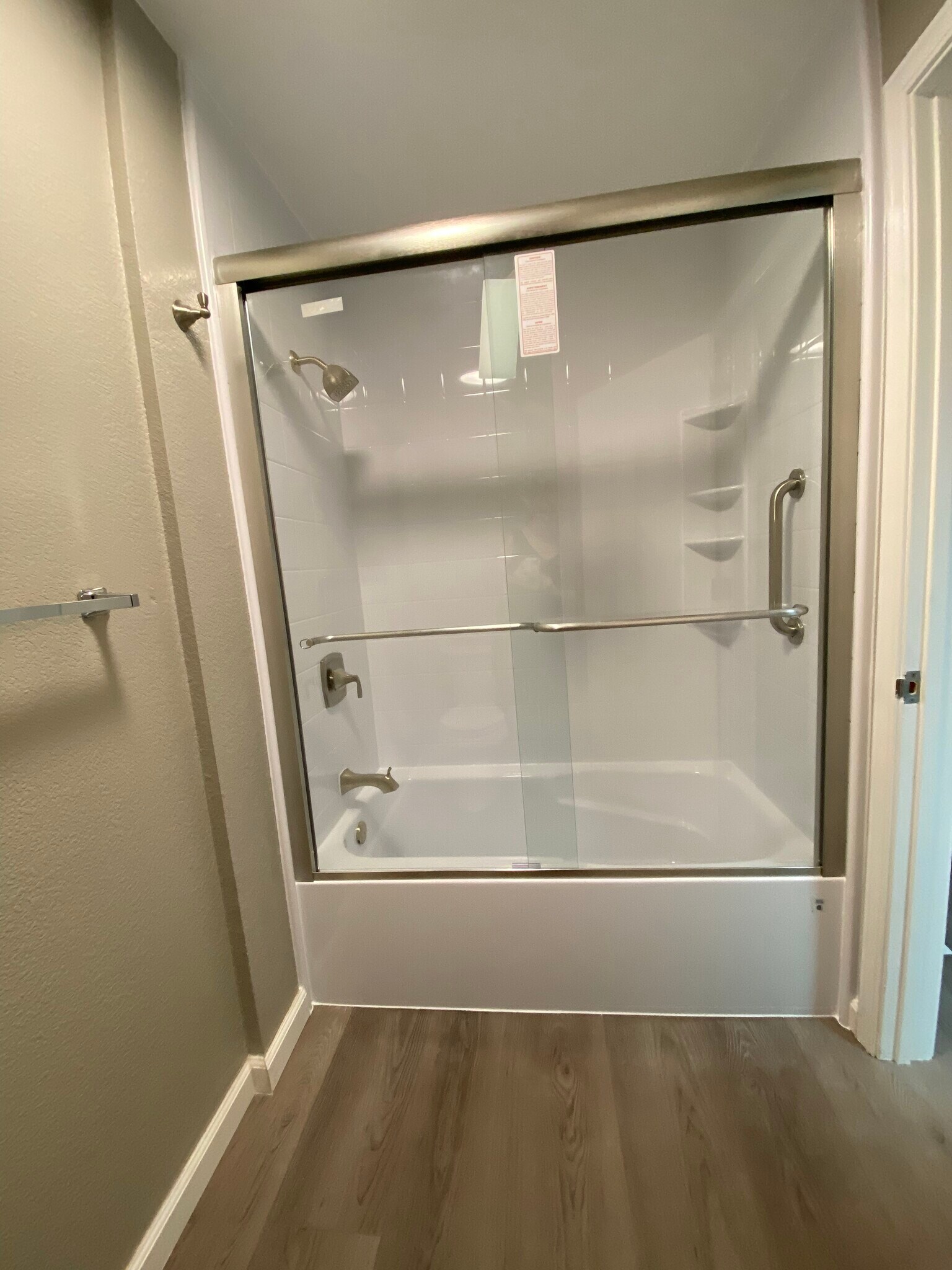 Too floor tub/shower - 443 Willow Ave