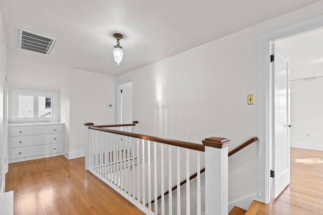 Building Photo - 4Bd/3Ba Seattle House