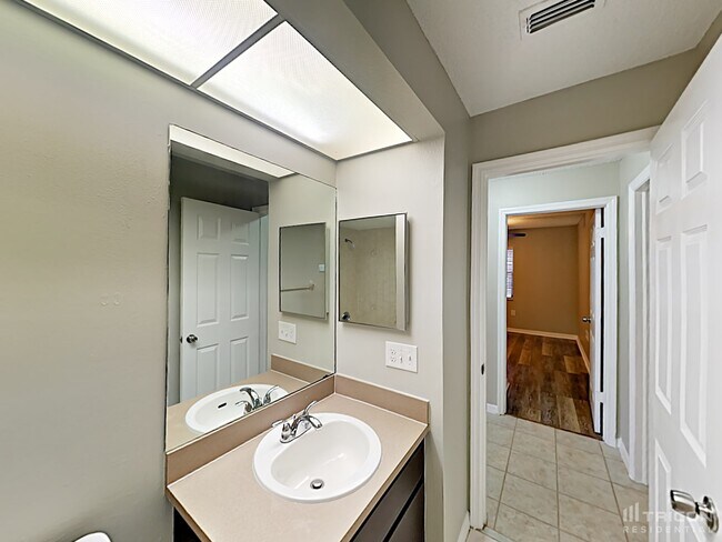 Building Photo - 10827 Claymont Dr