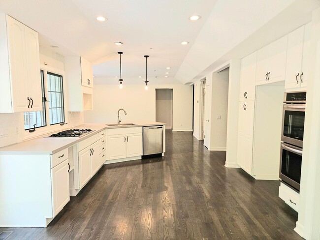 Building Photo - Stunning 4 Bed 3 Bath Naglee Park Home Nes...