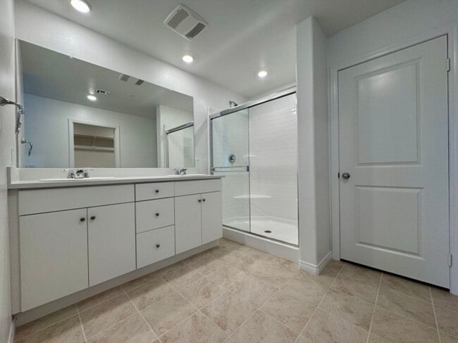 Building Photo - Welcome to Your Brand New 3 Bedroom Solar Home in the Gated Willow Springs Community of Murrieta!