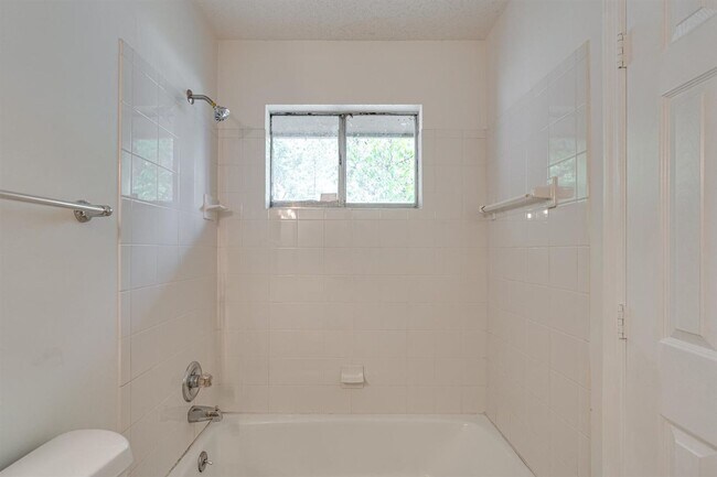 Building Photo - Amazing 4 bedroom 3 bathroom for rent!