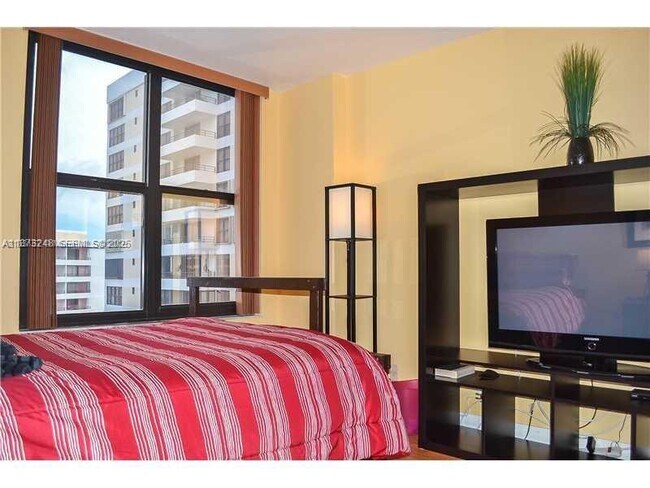 Building Photo - 2500 Parkview Dr