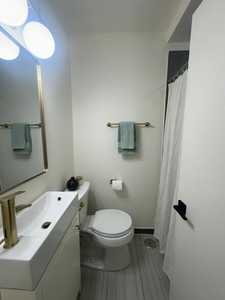 Building Photo - 3410 N Lake Shore Dr