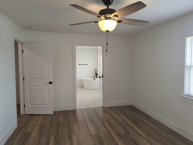 Building Photo - NICE SPACIOUS House in Holly Hills