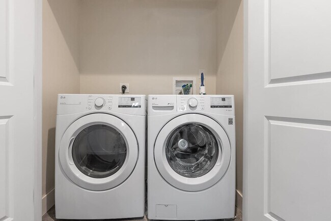 Building Photo - 212 W Roberts Ave